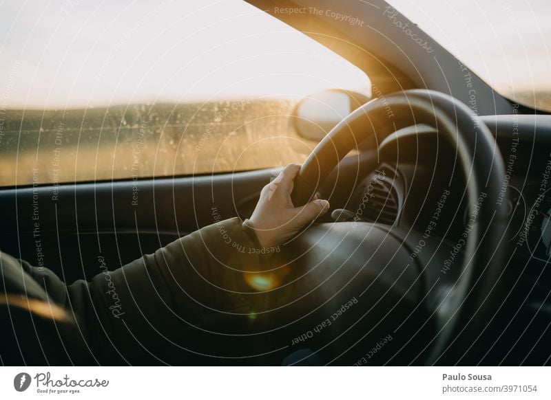 Frau mit Maske fährt Auto, Gesicht im Rückspiegel, reist in der 19. - ein  lizenzfreies Stock Foto von Photocase