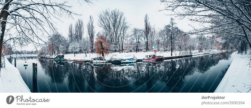 Winter Landwehrkanal with boats Natural phenomenon peril collapse City trip Sightseeing Miracle of Nature Frozen Frost Ice Experiencing nature Vacation & Travel