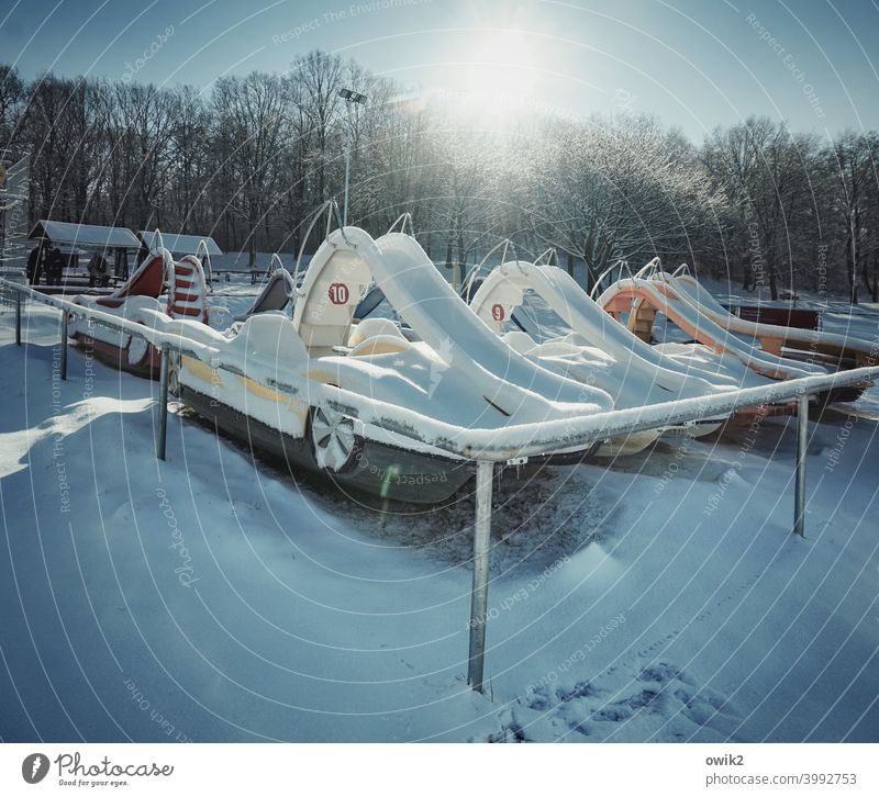 Waiting for better weather Watercraft Winter break Mothballed unemployed Cold Sun Sunlight Back-light Exterior shot Snow Deserted Colour photo Ice Loneliness