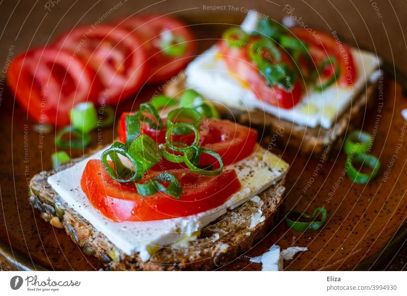 Healthy snack: wholemeal bread with feta, tomatoes and spring onions salubriously Snack Early onion Vegetarian diet Nutrition Eating Fresh Delicious vegetarian