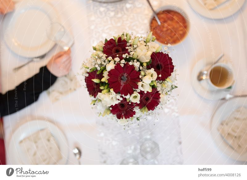 Bridal bouquet / bouquet on festive coffee table from above Bouquet bridal bouquet Coffee table laid table Wedding Birthday Mother's Day Decoration Style Table