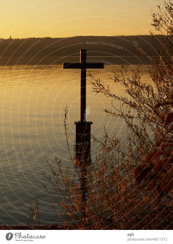 Abendstimmung am Kreuz von König Ludwig Sonnenutergang Starnberger See Berg Herbst Wasser Tod ertrunken sonne urlaub Natur ferien reise erholung