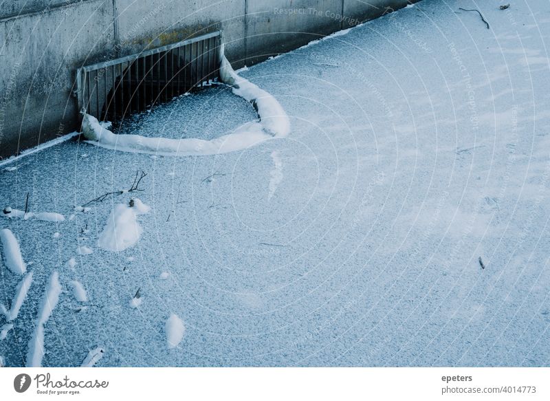 Discharge at a frozen lake in winter in Hamburg Steilshoop Blue Shadow Exterior shot Colour photo Town Day Gloomy Lake Frozen Appelhoffweiher Snow snow-covered