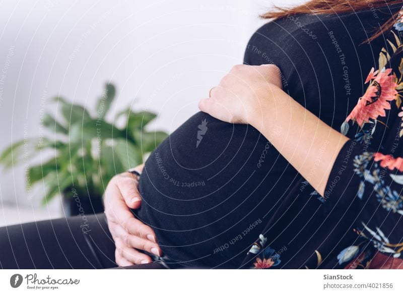 Foto Stock Women, hands or touching pregnant stomach of black