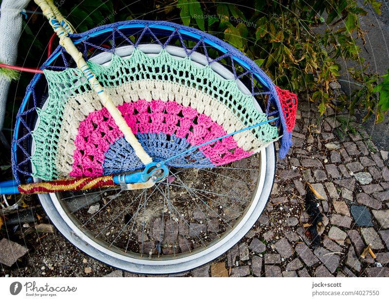 Hooked wheel Street art Guerilla Knitting knitted graffito Bicycle Accessory Knitting pattern Change Subculture Structures and shapes Creativity rear wheel