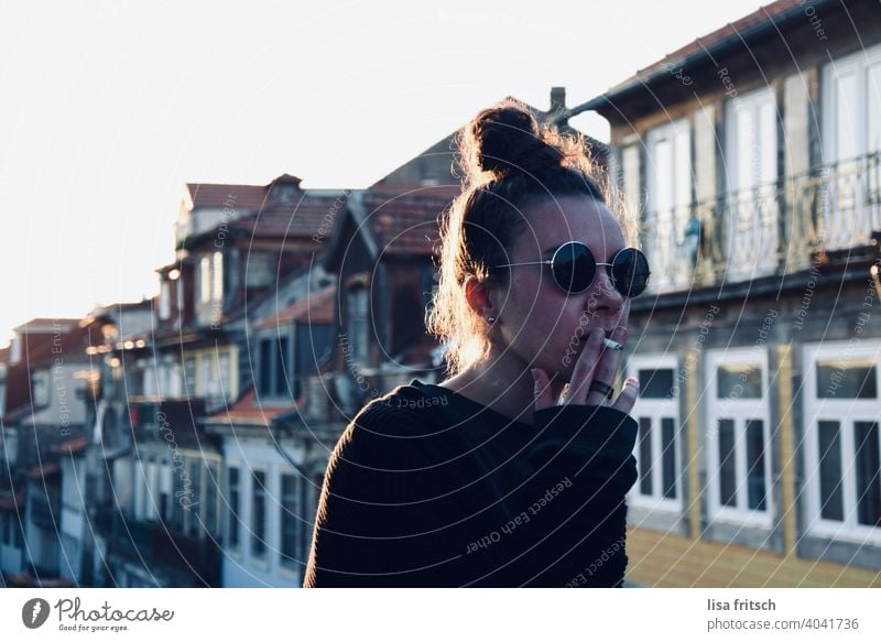 HOUSES - WIFE - SUNGLASSES - SMOKING Woman 25-29 years Sunglasses Chignon Brunette Cool (slang) relaxed slack teen Free To enjoy Contentment Tourism