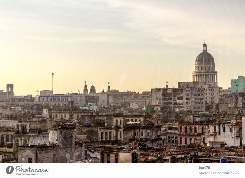 Havannah // Cuba Town Capital city Downtown Old town Skyline House (Residential Structure) City hall Manmade structures Building Architecture Facade