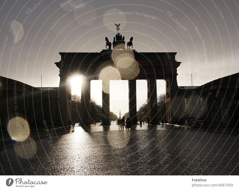 While Fotoline was still standing in the last raindrops dripping all over her lens, the sun was already fighting its way back behind the Brandenburg Gate.