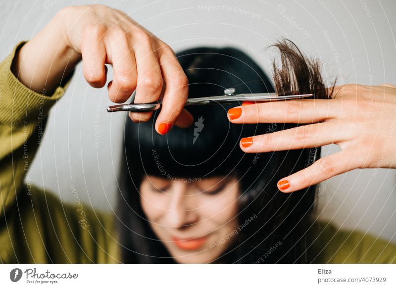 A dark haired woman cuts her own hair/tips at home Hair Stylist yourself cut points Bangs Dark-haired cut bangs Claw recut Hair and hairstyles Hairdresser DIY
