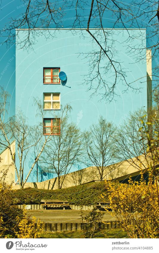 Blue house in front of blue sky Evening Architecture Berlin Office city Germany Twilight Worm's-eye view Capital city House (Residential Structure) Sky