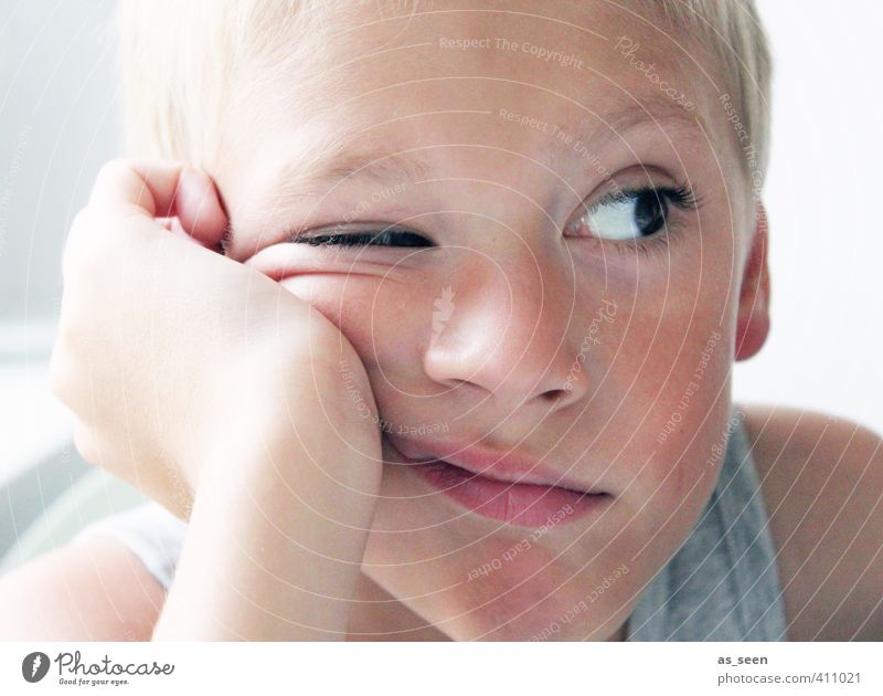 instant Masculine Boy (child) Eyes 1 Human being 3 - 8 years Child Infancy Blonde Brash Brown Gray White Cool (slang) Interest Boredom Colour photo Wink Face