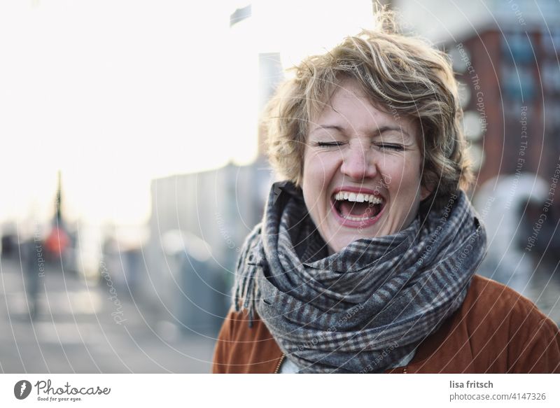 laugh Woman Blonde Curl Short-haired Short haircut Scarf eyes closed Laughter muck about Joy Funster fortunate omitted Exuberance Happiness