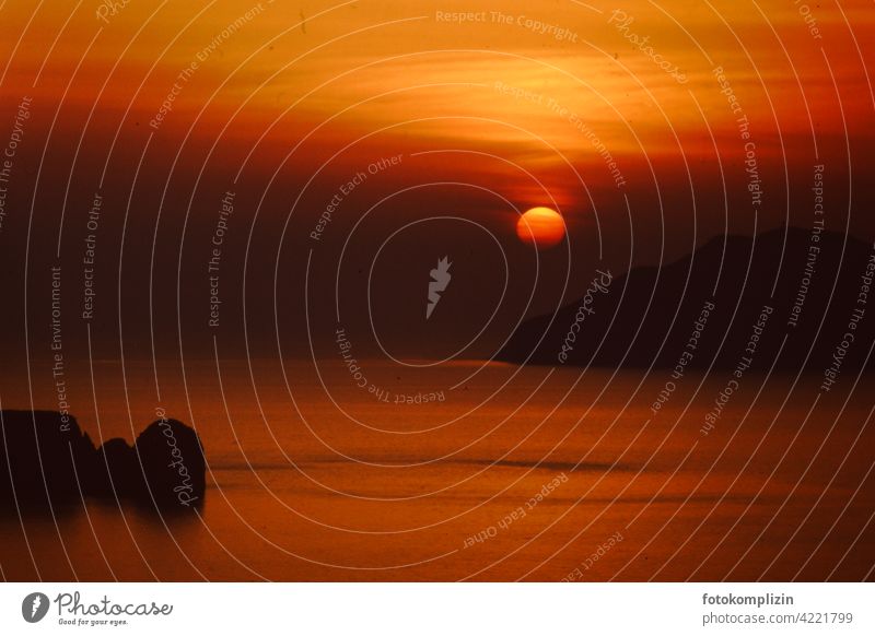 leuchtend roter Sonnenuntergang über griechischer Insellandschaft Meer sonnenuntergang Panorama (View) Wasser Reise sea reiseziel Landschaft Atmosphere