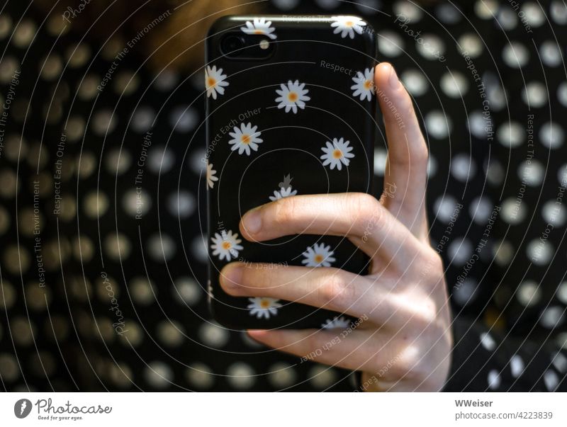 The young woman of today chooses the mobile phone case to match her outfit every day Hand Fingers Cellphone points black-and-white Pattern flowers cheerful