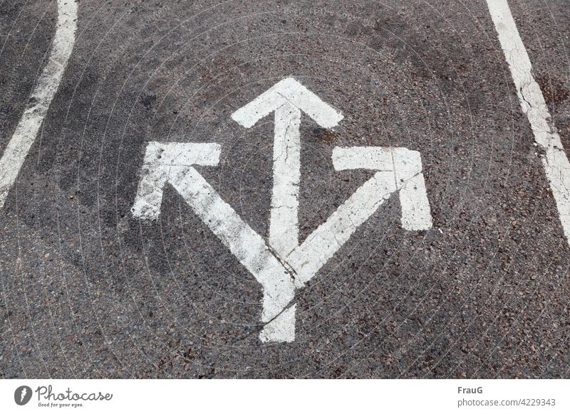 Recommendation| just not backwards...! Street Asphalt mark Arrow to the right to the left Right ahead Direction groundbreaking waypoint Lane markings