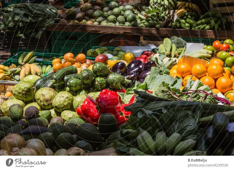 The veggie paradise, colourful and fresh. At the weekly market you can find all the fruit and vegetables your heart desires. vegetarian Vegitaric Food Healthy
