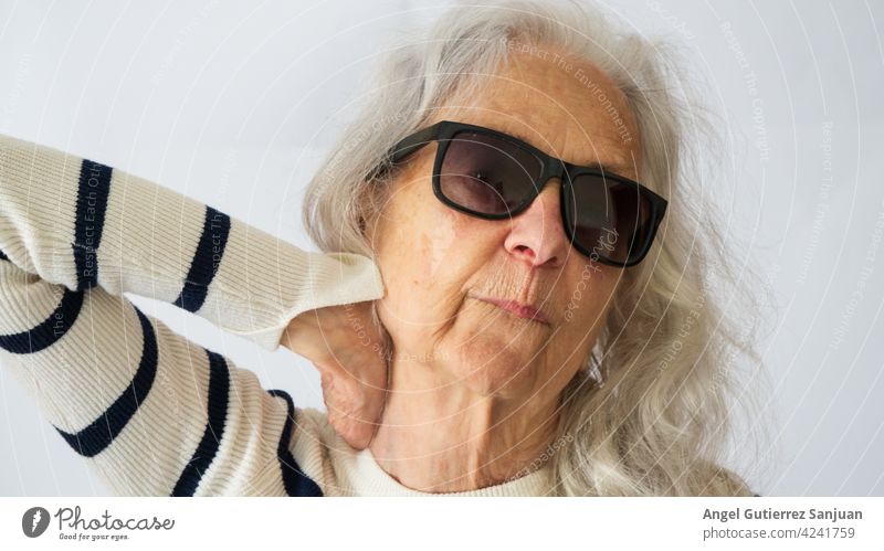 portrait of a senior woman with sunglasses Woman Sunglasses Senior citizen Female senior Human being 70 years old Colour photo 1 Feminine Adults Face Old