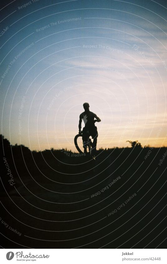 Bike into the night 4 Bicycle Masculine Young man Youth (Young adults) 1 Human being Sky Beautiful weather Cycling Movement Jump Mountain bike Extreme sports