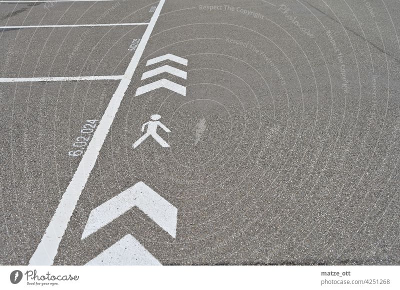 Parking space Marking Pedestrians Direction Asphalt mark Pavement Transport Arrow Clue Forwards Going number White Colour Road marking Orientation Lane markings