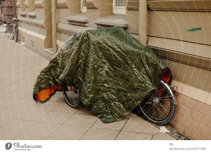 undercover 1 Bicycle Concealed Bicycle protection bicycle cover tarpaulin Lanes & trails off standstill Break Traffic infrastructure Means of transport Mobility