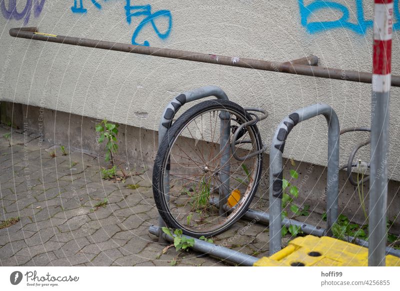 the forgotten connected wheel - the rest is stolen Wheel Theft anti-theft device bicycle stand bicycle theft Bicycle Bicycle rack steal