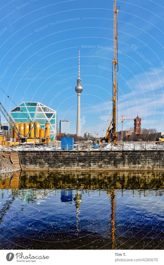 Spreekanal mit Fernsehturm an der Stadtschloßbaustelle fernsehturm Berlin Architecture Berlin TV Tower Downtown Berlin City Germany Tourist Attraction