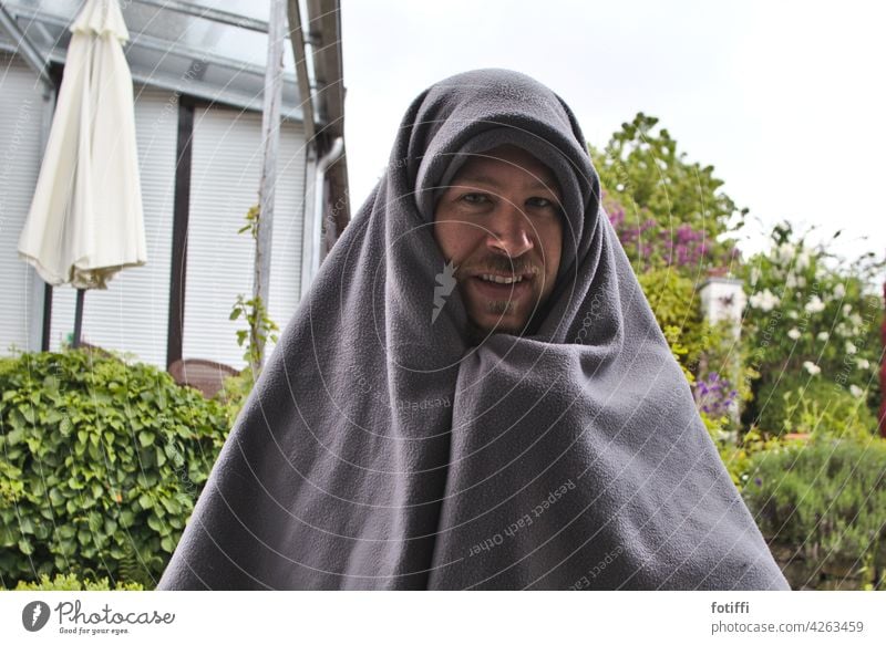 Mary or the man with the blanket Blanket cladding Man Adults Exterior shot Human being portrait Looking Looking into the camera Facial hair shrouded Becoming