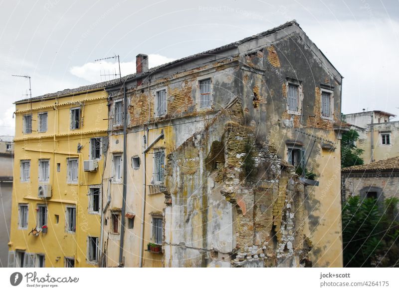 Life breaks | lost neighbour's house Corfu City Greece Corner Structures and shapes Ravages of time Transience Town house (City: Block of flats) break-off edge