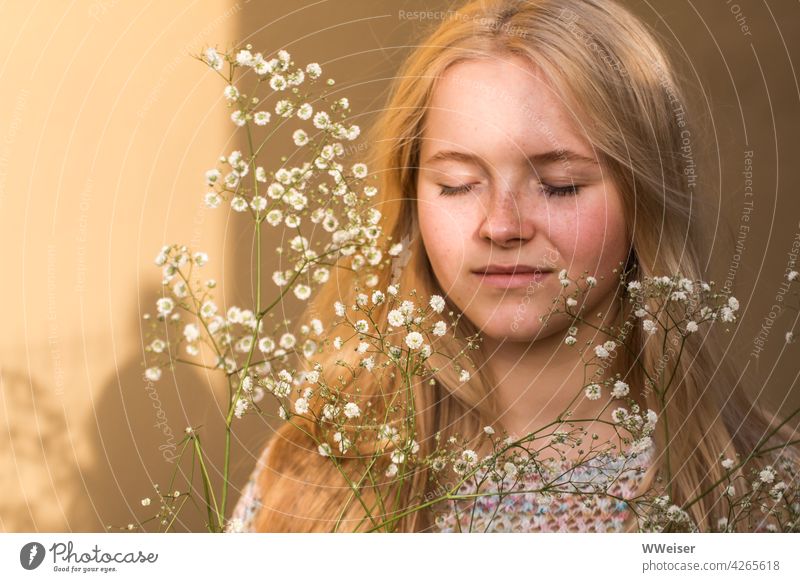 A pretty blonde girl closes her eyes and dreams of summer Girl Sun Flower Dream Dreamily Bright Baby's-breath Blonde long hairs Yellow Positive Freckles Light