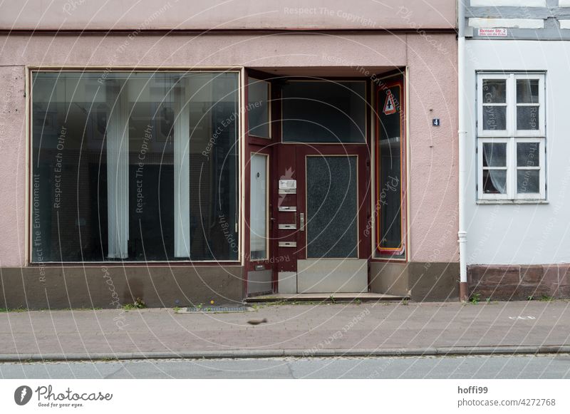 monotonously dreary house entrance of a closed shop Entrance entrance area Mailbox Vacancy forsake sb./sth. dreariness Closed business expense Stairs Modern