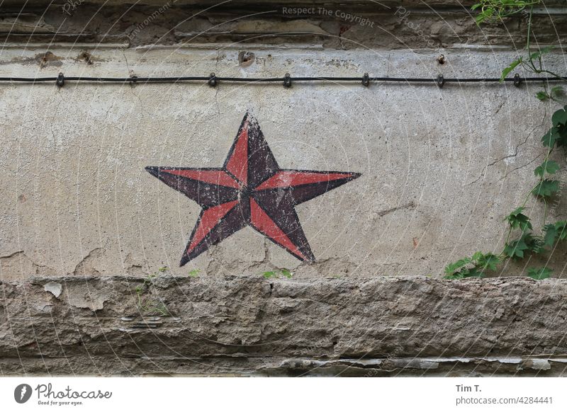 a red star , remnant of a russian barracks in Halle Halle (Saale) Exterior shot Deserted Colour photo Hall Saale Saxony Anhalt Russian Old Wall (barrier)
