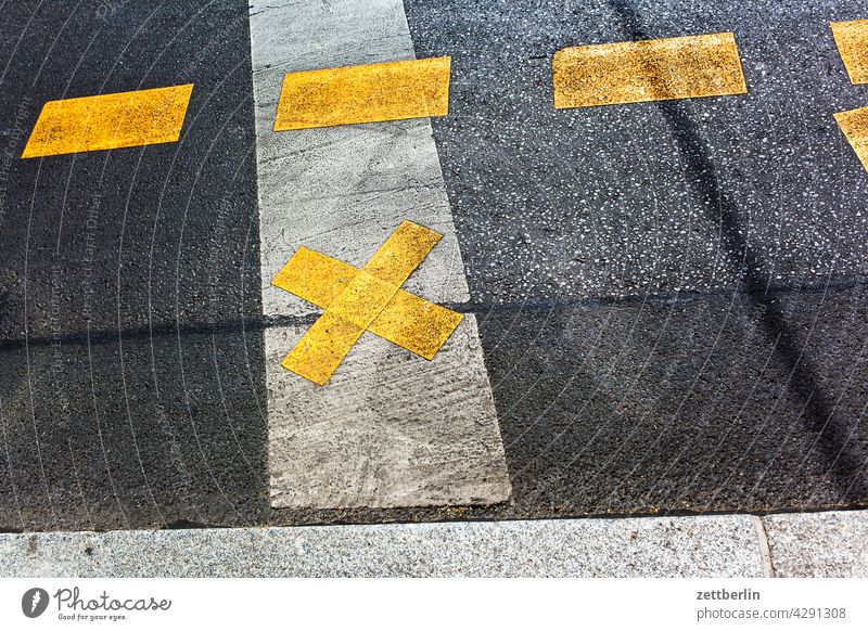 Road marking on asphalt Turn off Asphalt Highway Corner Lane markings Clue edge Curve Line Left navi Navigation Orientation Arrow cycle path Right Direction