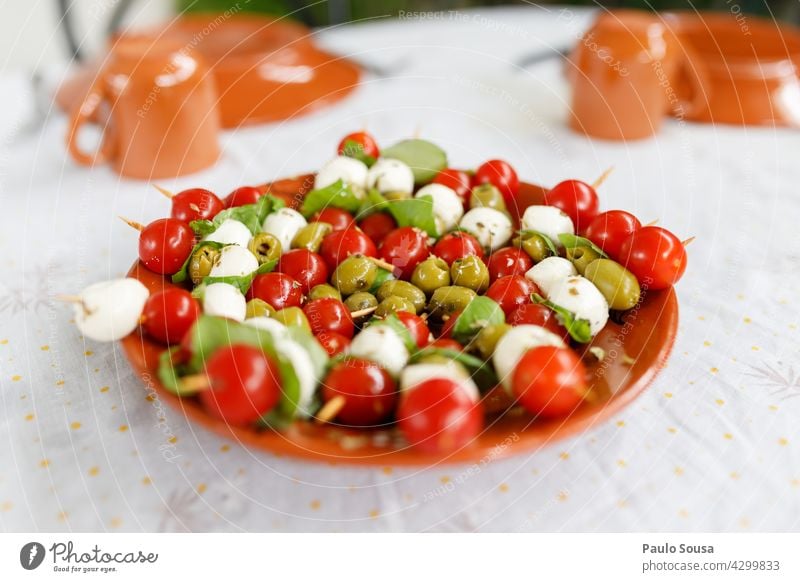 Skewed salad with tomato Salad Tomato Mozzarella Olive Olive oil Herbs and spices Fresh Vegetable Red Green Meal Bowl health Basil Cheese Cooking oil