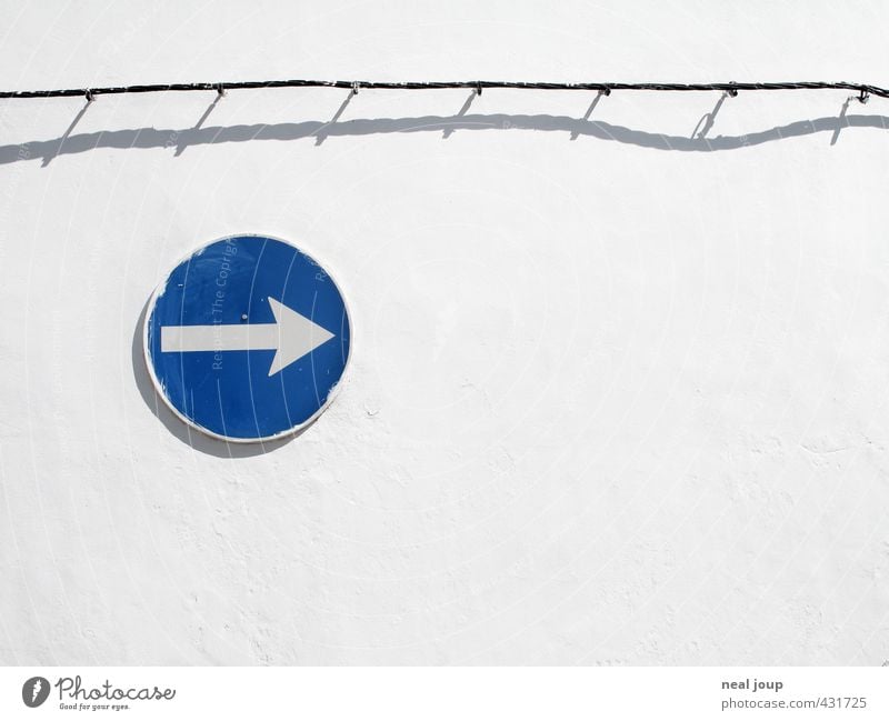 Clear direction Wall (building) Portugal Deserted Wall (barrier) Cable Road sign Sign Signage Warning sign Arrow Bright Round Blue White Tolerant Advice