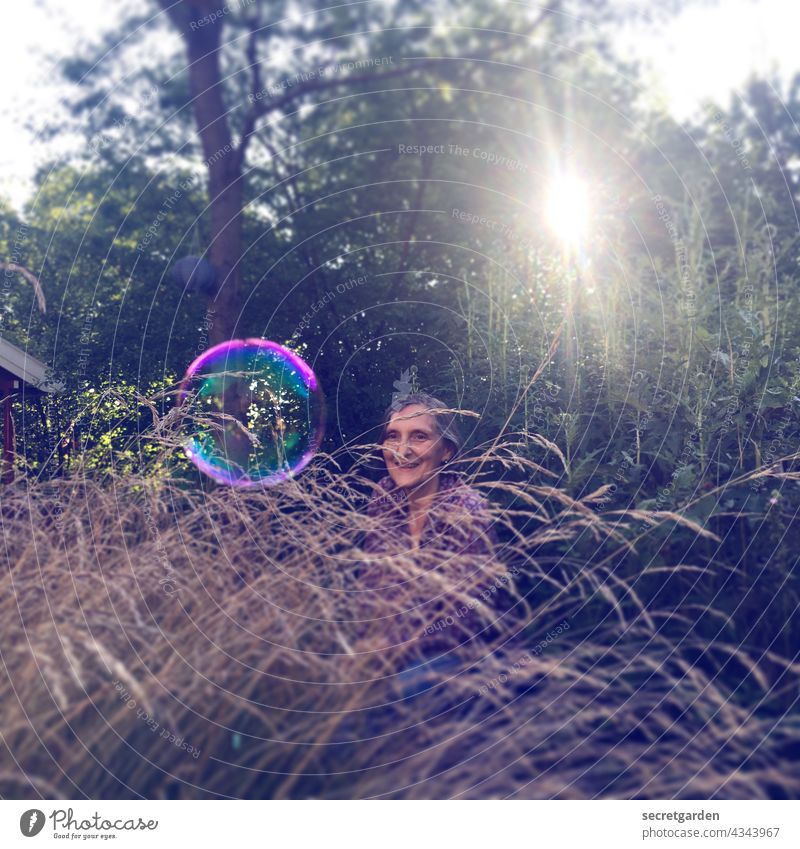 [PARKTOUR HH 2021] The child in her Soap bubble Garden Woman Crouch game Playing Playful Grass Green Summer Laughter cheerful Sun sunny warm fun Happy Joy