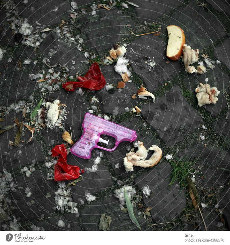 There we have the salad | crime scene Trash fruit Apple Toy gun Water pistol off Balloon Broken lying around Cobblestones dreclig Trashy Bread breadcrumbs