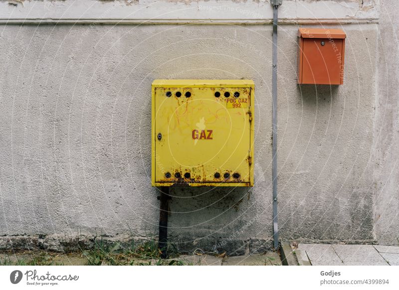 Yellow gas connection box and orange mailbox on a concrete wall Gas Gaz Mailbox Wall (building) Wall (barrier) Deserted Facade Day Concrete Colour photo