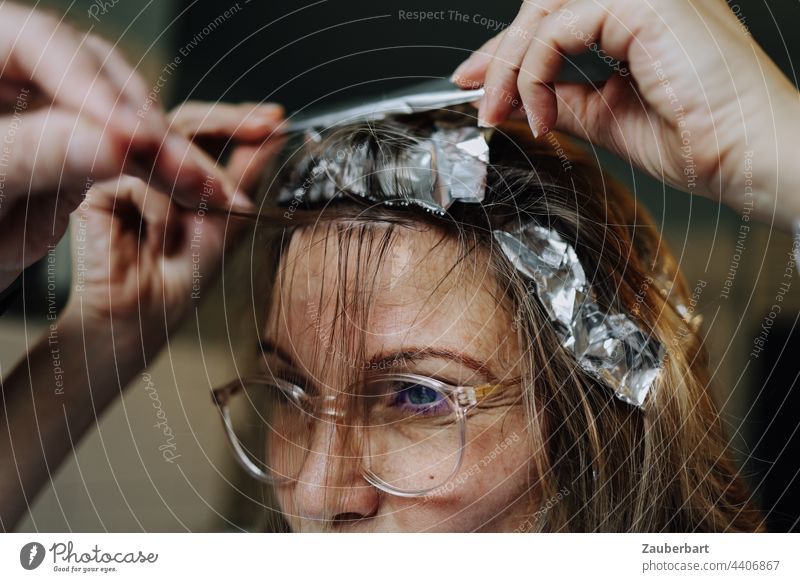 Make highlights yourself (3) hair do it oneself Dyeing aluminium foil Woman Hair and hairstyles DIY Strand of hair Blonde Feminine Face Eyes concentrated pretty