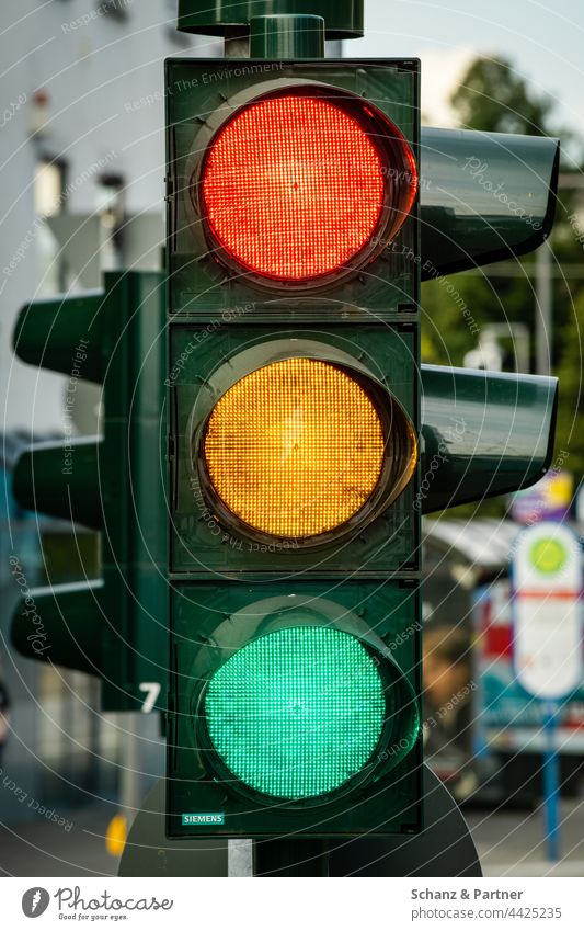 Traffic light where all three colors are lit. Red, yellow and green Yellow Green Coalition Traffic light coalition German federal elections Parties SPD