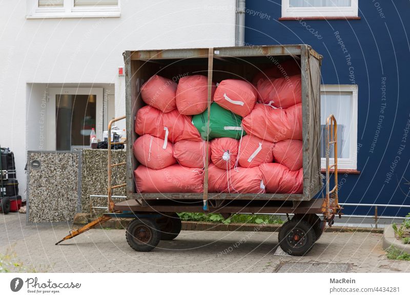 Laundry trolley in front of a residential accommodation Trailer Exterior shot color photograph Vehicle container trolley landing mobile nobody service