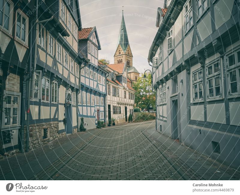 Häuserreihen in Wolfenbüttel mit Blick auf den Kirchturm Alststadt historisch Altbau Fenster Tradition Vergangenheit ästhetisch retro Ziegeldach gemütlich