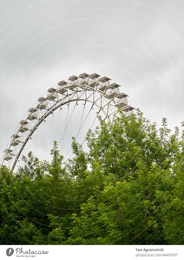 Ferris wheel in the Moscow park Park summer cloudy Big wheel ferris wheel Fairs & Carnivals Light Leisure and hobbies Sky Rotate Joy Tall Theme-park rides