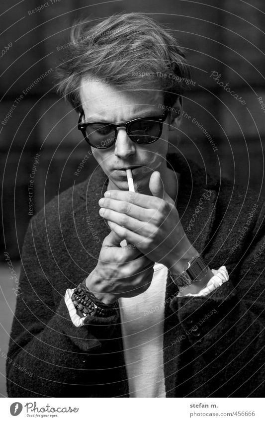 Martin Human being Masculine Young man Youth (Young adults) 1 18 - 30 years Adults Artist Smoking Esthetic Sharp-edged Cool (slang) Black & white photo