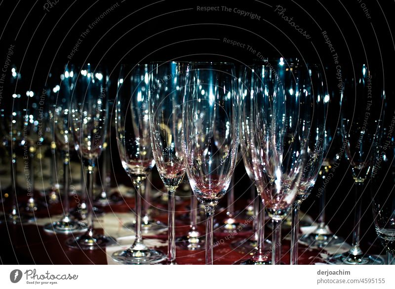 The champagne glasses are ready. They are freshly cleaned on the table and sparkle in the lamplight. The party for 2022 can begin. Only the guests are missing. Then we pour ourselves a glass.