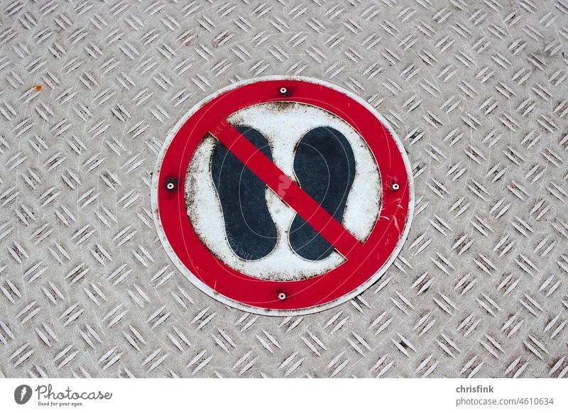 No trespassing sign on metal plate interdiction Warning sign Clue peril feet Footwear Signage Prohibition sign Warning label Safety Dangerous esteem