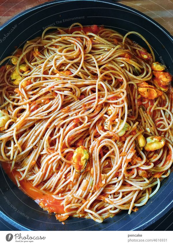 die schönheit im auge des betrachters | das auge ißt mit Spaghetti Teller Muscheln Miesmuscheln Tomatensoße lecker Ernährung Nudeln Nudelgericht anschauen