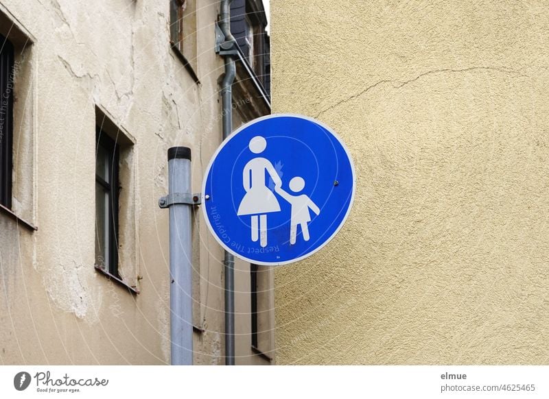 Traffic sign - sidewalk - at the entrance to an alley / VZ 239 Road sign Pedestrian traffic off Mother with child Special path traffic-calmed StVO