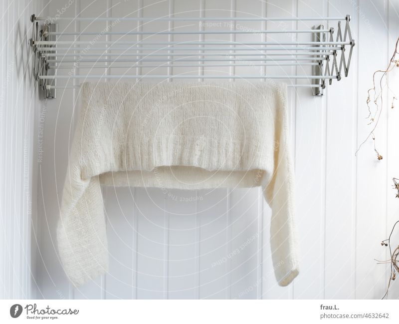 White sweater Sweater rope Handcrafts Knit Tumble dryer Wool sweater Laundry dryer Clothing Submarine neckline Plant Winter Balcony Roof terrace Wooden wall