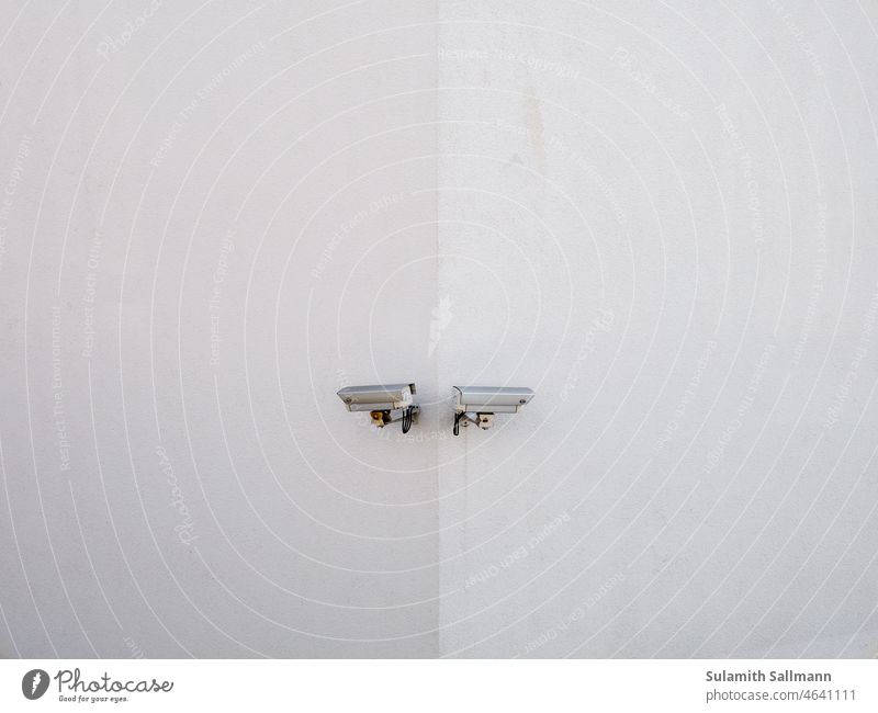 Zwei Überwachungskameras an weißer Wand elektrogeräte fotografie hausecke hauswand medien minimal minimalistisch schutz sicher wall überwachung