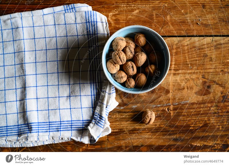 Bowl with nuts Autumn shell Simple group tablecloth Table downshifting Little